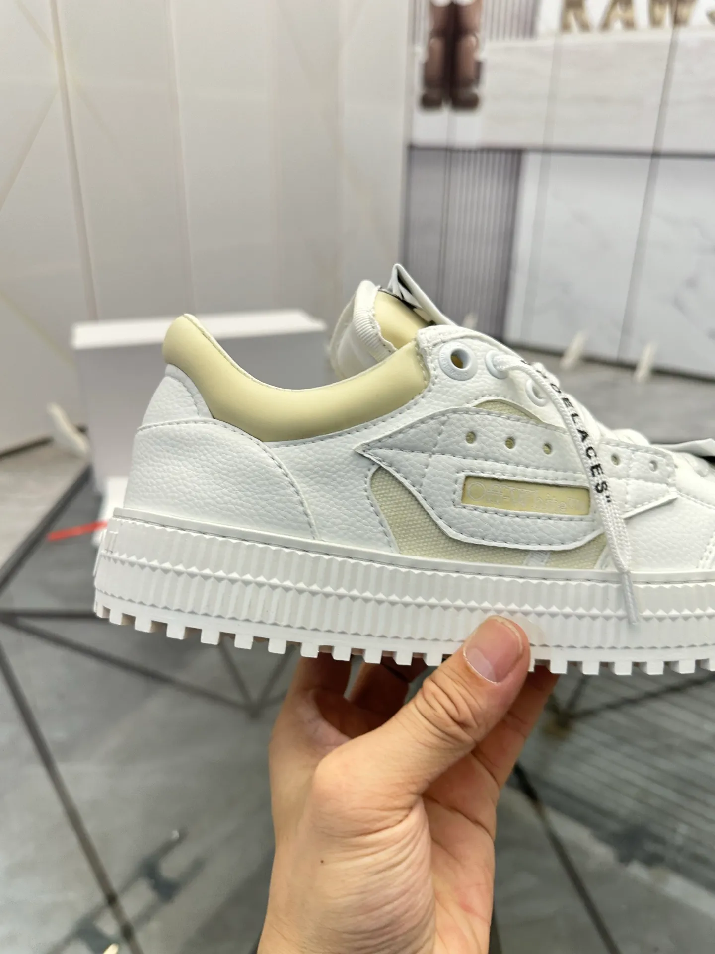 Selling men's shoes 💰: 💰P500¥ High-end top quality Product trademark: OFF WHITE *"OFF WHITE*" low-top casual shoes Regular size: 35-45 (can be customized to 46) Couple style Product materials: Upper imported first-layer cowhide stitched with original fabric, genuine leather lining, original outsole. No.: H203